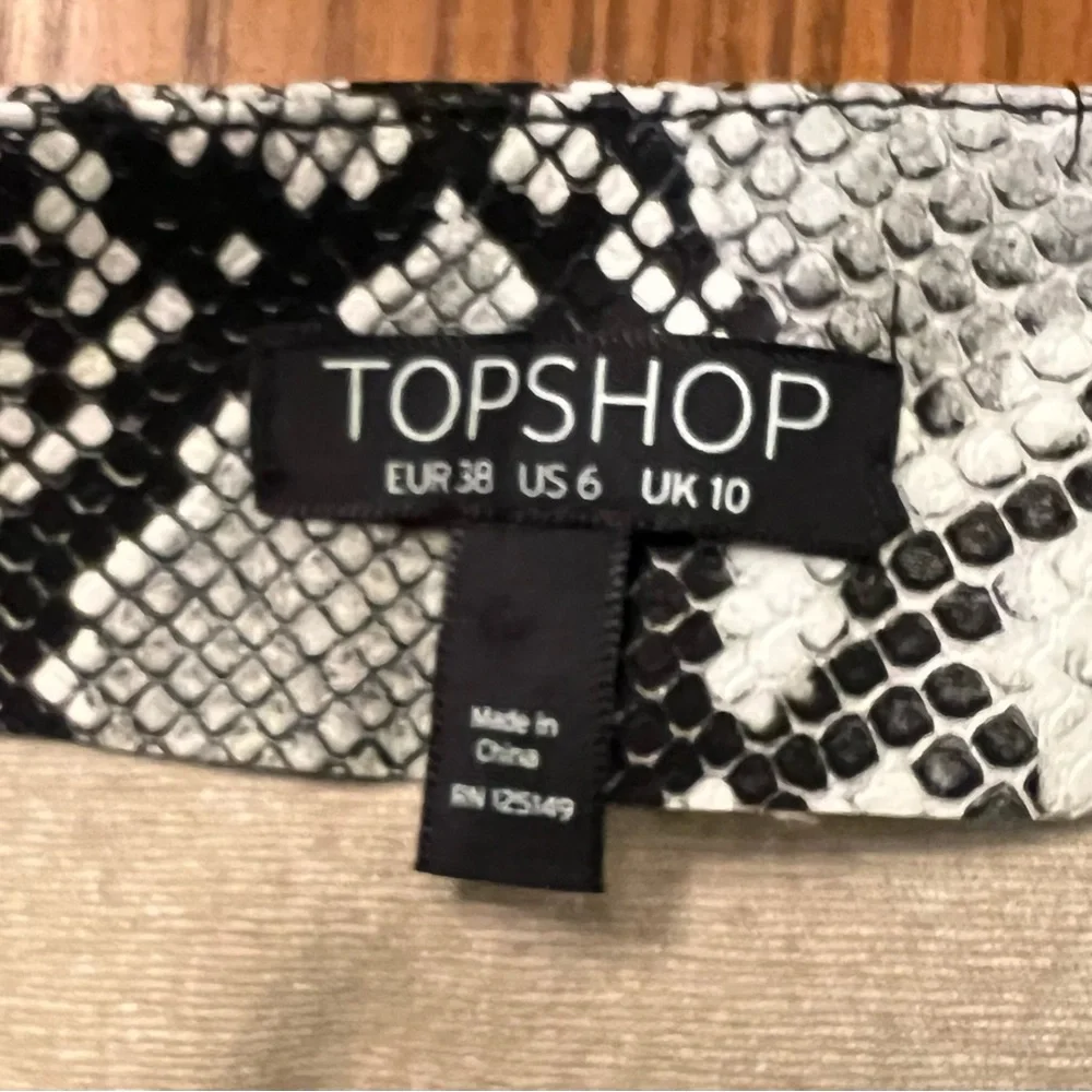 TOPSHOP‎ Gray, White & Black Snake Print Faux Leather Belted Mini Skirt Size 6